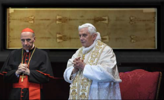 Benedicto XVI junto a la Síndone